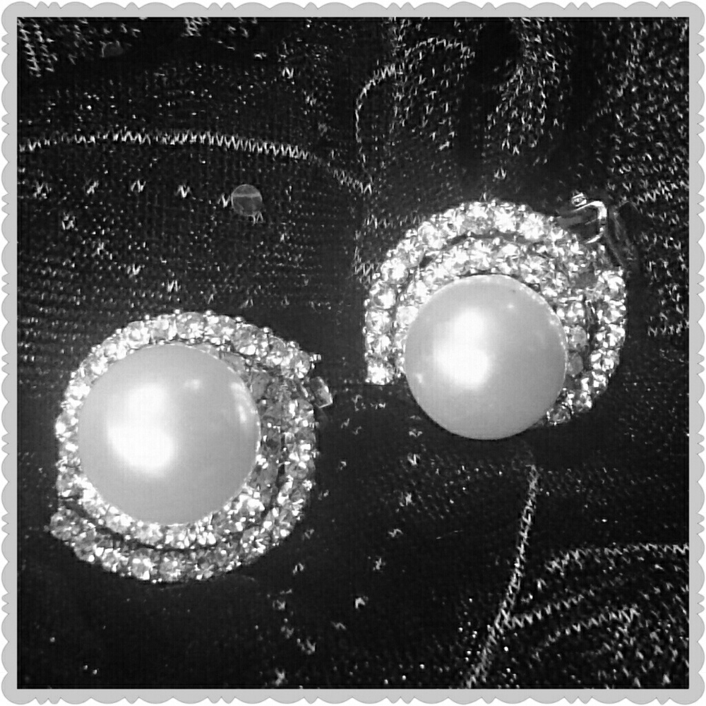 GLAM THE CLASSIC FAUX PEARL CLIPON EARRINGS